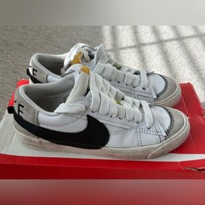 Nike women’s blazer low jumbo shoes size 37 7